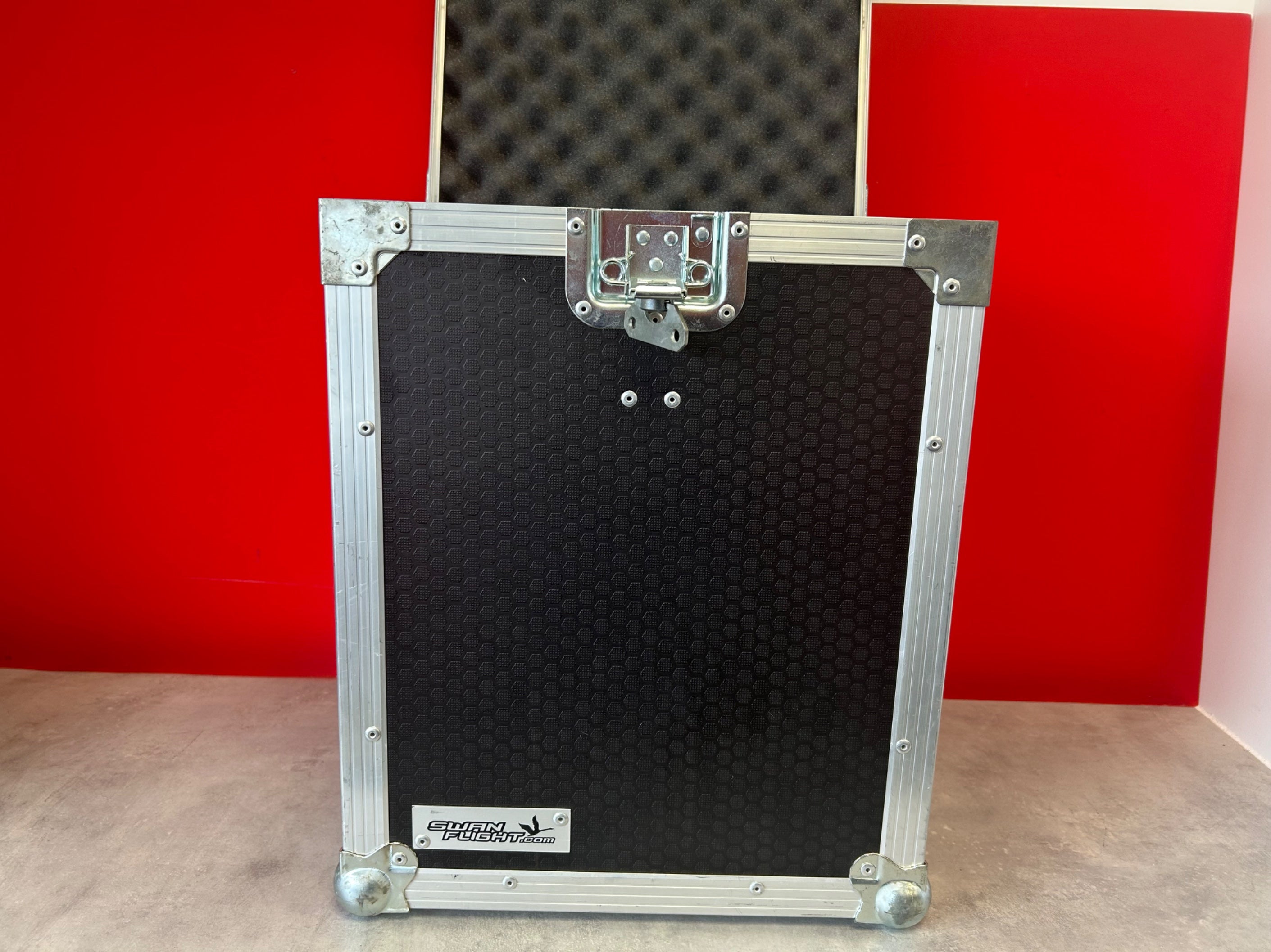 Swan Chauvet Intimidator Scan Led 305IRC flightcase - Pre Owned