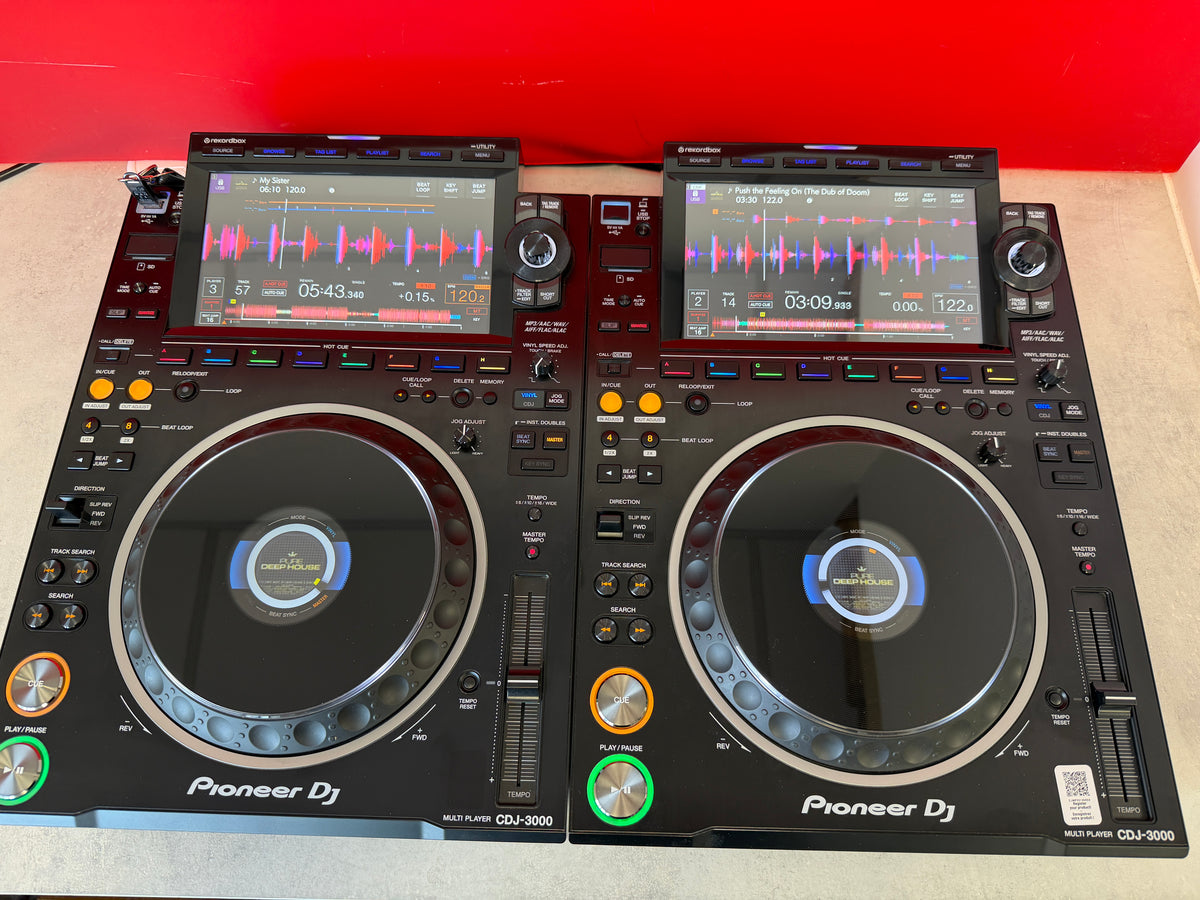 Paire de platines DJ Pioneer CDJ 3000 d'occasion, avec emballage d'origine