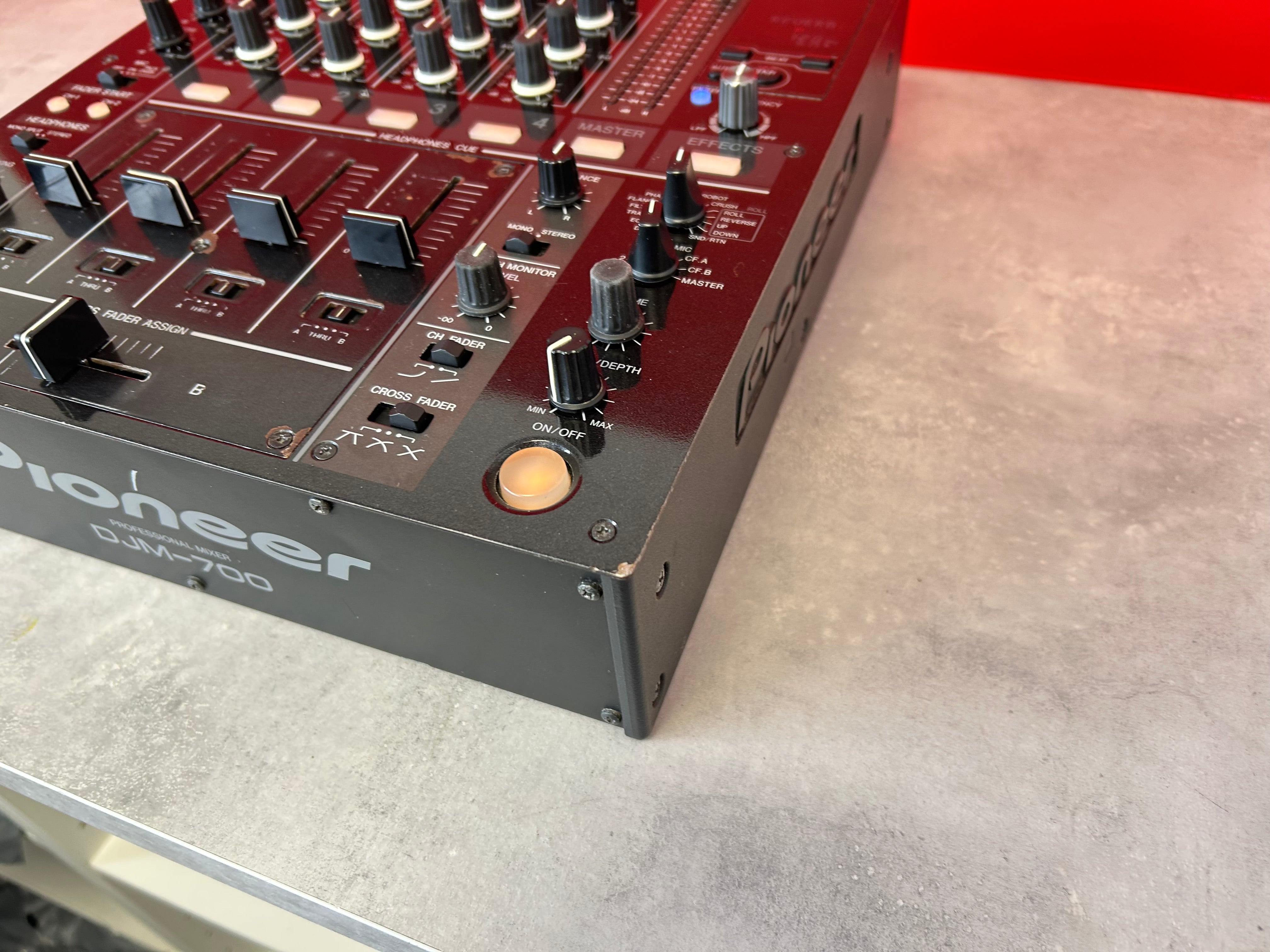 Pioneer DJM 700 Professional DJ Mixer - Deck Converters