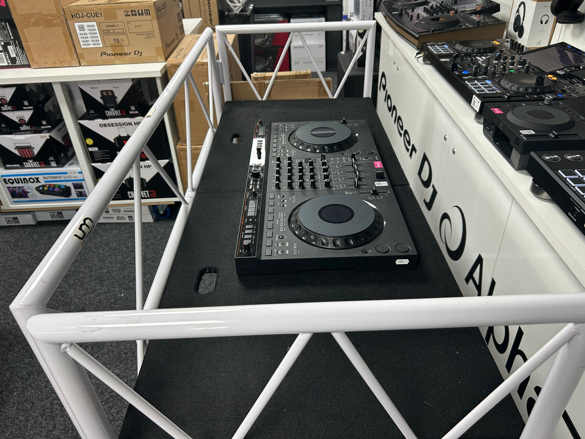 Ultimax TrussBooth WH Aluminium Truss DJ Booth c/w VESA TV mount and Shelf - Pre Owned - Deck Converters